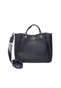 Borsa tote in pelle nera con finitura texture, manici superiori doppi, tracolla staccabile e dettagli in metallo argentato. Logo visibile sul fronte.