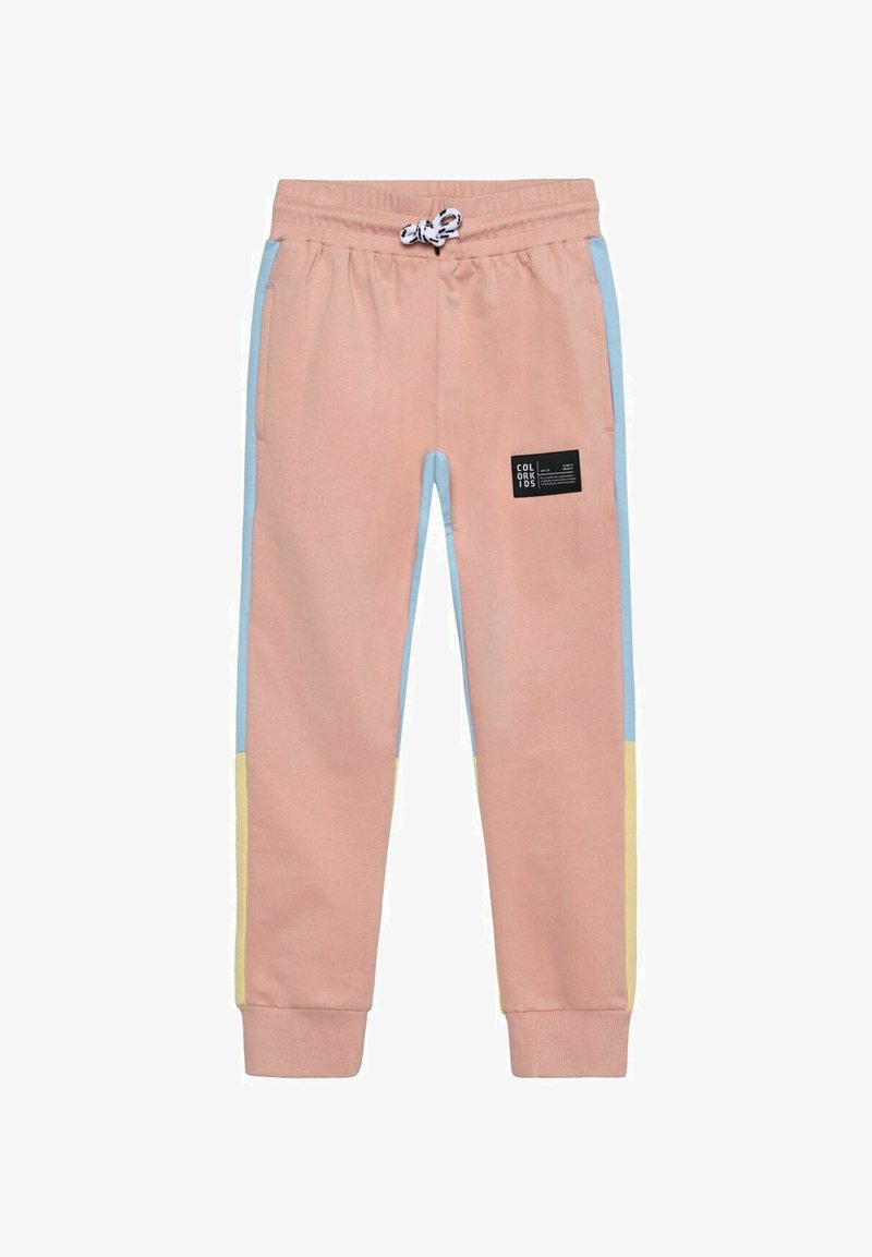 Pantalon de jogging rose avec des panneaux latéraux bleus et jaunes, taille élastique avec cordon noir et blanc, et un patch logo carré noir sur la cuisse gauche.