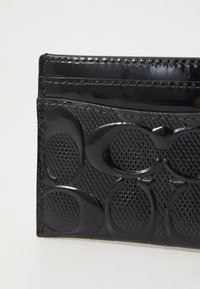 COACH PATENT SIGNATURE LEATHER ESSENTIAL CARD CASE - Portofel - black