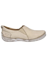 Chaussure slip-on beige avec un dessus en cuir lisse, des accents élastiques sur les côtés, un bout arrondi et une semelle en caoutchouc blanche légèrement usée.
