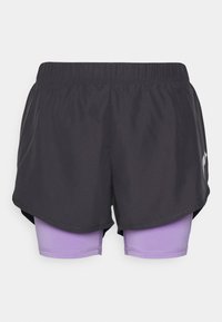 Mustat urheilushortsit, joissa on leveä joustava vyötärönauha; sisältää violetit sisäkerrokset ja heijastavan logon sivussa.