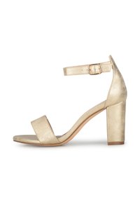 Goldfarbene metallische Sandale mit Absatz, einem breiten Riemen über den Zehen, einem Knöchelriemen mit Schnalle und einem klobigen, strukturierten Absatz.