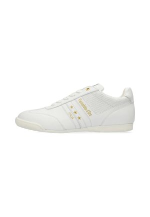 Weiße Sportschuhe aus Leder mit perforierten Abschnitten, goldenen Akzenten, gesticktem Branding und Gummisohle.
