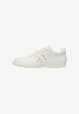Scarpa atletica bianca in pelle con sezioni perforate, dotata di accenti dorati, marchio ricamato e suola in gomma.