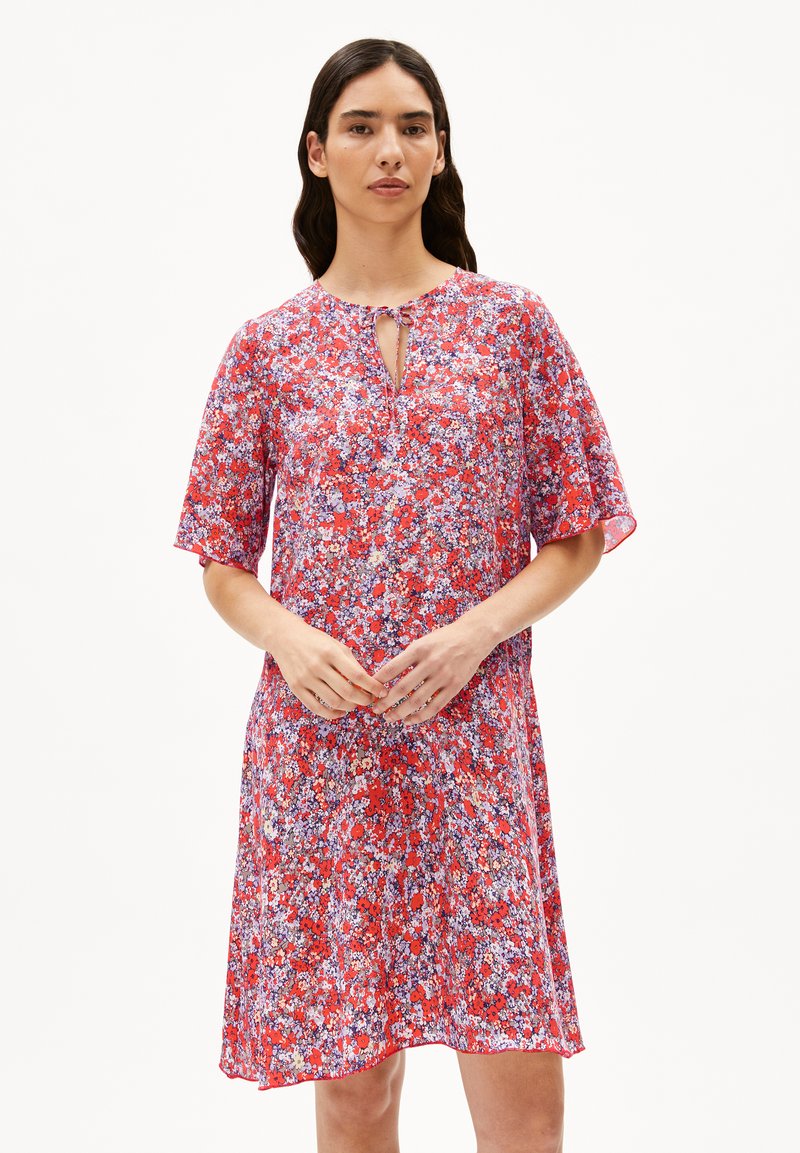 Rotes Blumenkleid mit kurzen Ärmeln, Schlüsselloch-Ausschnitt und ausgestelltem Saum. Es hat kleine blaue und weiße Blumen auf weichem Stoff.