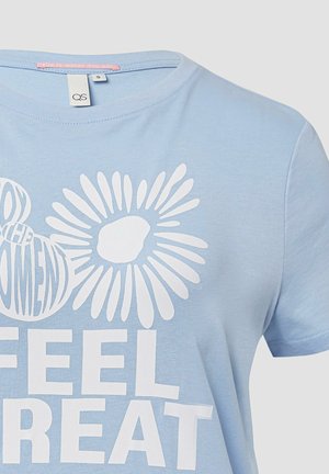 Jasnoniebieska bawełniana koszulka z okrągłym dekoltem i krótkimi rękawami. Na przodzie nadrukowany biały tekst i grafiki słoneczników.