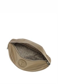 Beige nylonová taška se zipovým uzávěrem, s kulatým logem. Uvnitř má vzorovanou podšívku s opakujícím se názvem značky. Hladký povrch.