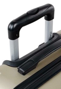 Maleta rígida con un exterior texturizado en color champán, un mango negro retráctil y un marco de aluminio plateado con cierre de cremallera.