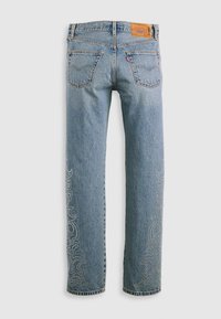 Lichtblauwe denimjeans met achterzakken, leren merkpatch op de tailleband en subtiele swirls van rhinestones langs de buitenbenen.