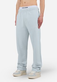 Lichtblauwe joggingbroek met een elastische tailleband, zijzakken en geborduurde branding. Gemaakt van een zachte, rekbare katoenmix.