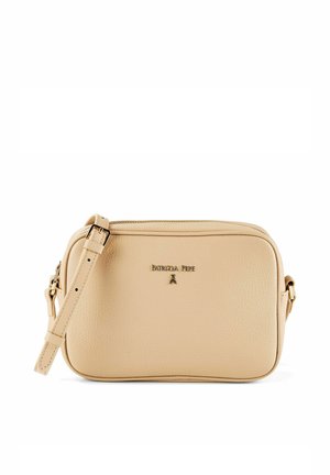 Sac bandoulière en cuir beige avec sangle réglable, fermeture éclair et petit logo en métal "Patrizia Pepe" au centre avant.