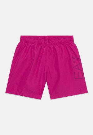 Shorts à taille élastique rose vif avec un logo discret sur la jambe droite, adaptés à un usage décontracté ou sportif.