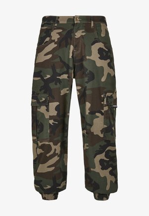 Pantalones cargo camuflados en verde, marrón y beige. Hechos de algodón con una cintura y puños elásticos, cuentan con múltiples bolsillos y un corte holgado.