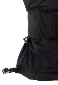 Harnais en tissu noir avec sangle réglable, quincaillerie métallique et tirette de fermeture éclair. Doté d'une surface texturée et d'un design épuré.