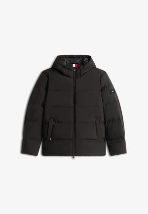 Mustast puffer-jakk, millel on kapuuts, horisontaalselt ruudustatud osad, esine tõmblukk, kaks külge taskut ja logo märk varrukal.