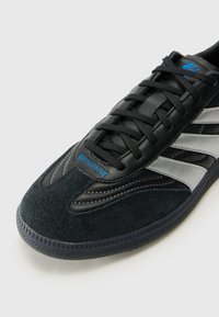 adidas Performance PREDATOR FREESTYLE JUDE INDOOR FOOTBALL SHOES - Beltéri futballcipő - core black/silver-coloured/glory blue