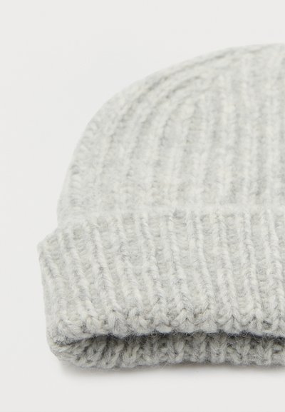 Beanie grigio lavorato a maglia con una texture a costine e risvolto. Realizzato in lana morbida, con un aspetto leggero e leggermente peloso.