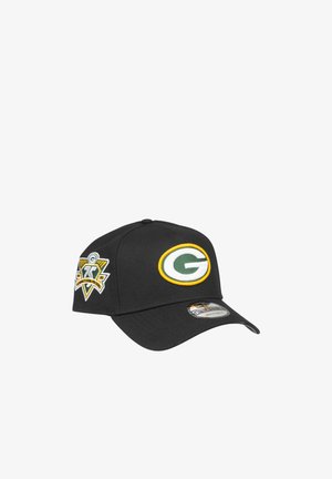 Schwarze Baseballkappe mit einem grünen und gelben Green Bay Packers-Logo auf der Vorderseite und einem Gedenkpatch auf der Seite.