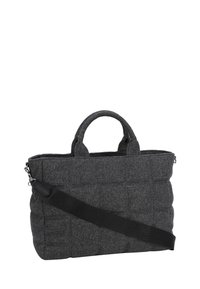 Szara torba na ramię z pikowanym wzorem, podwójnymi uchwytami u góry i odpinanym paskiem na ramię, oferująca różnorodne opcje noszenia.