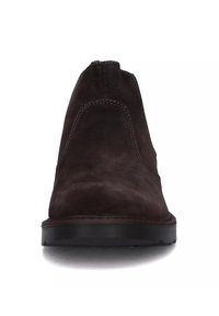 Stivaletti alla caviglia in suede marrone scuro con una texture liscia, punta arrotondata e cuciture a contrasto sulla parte superiore. Suola in gomma con minimo battistrada.