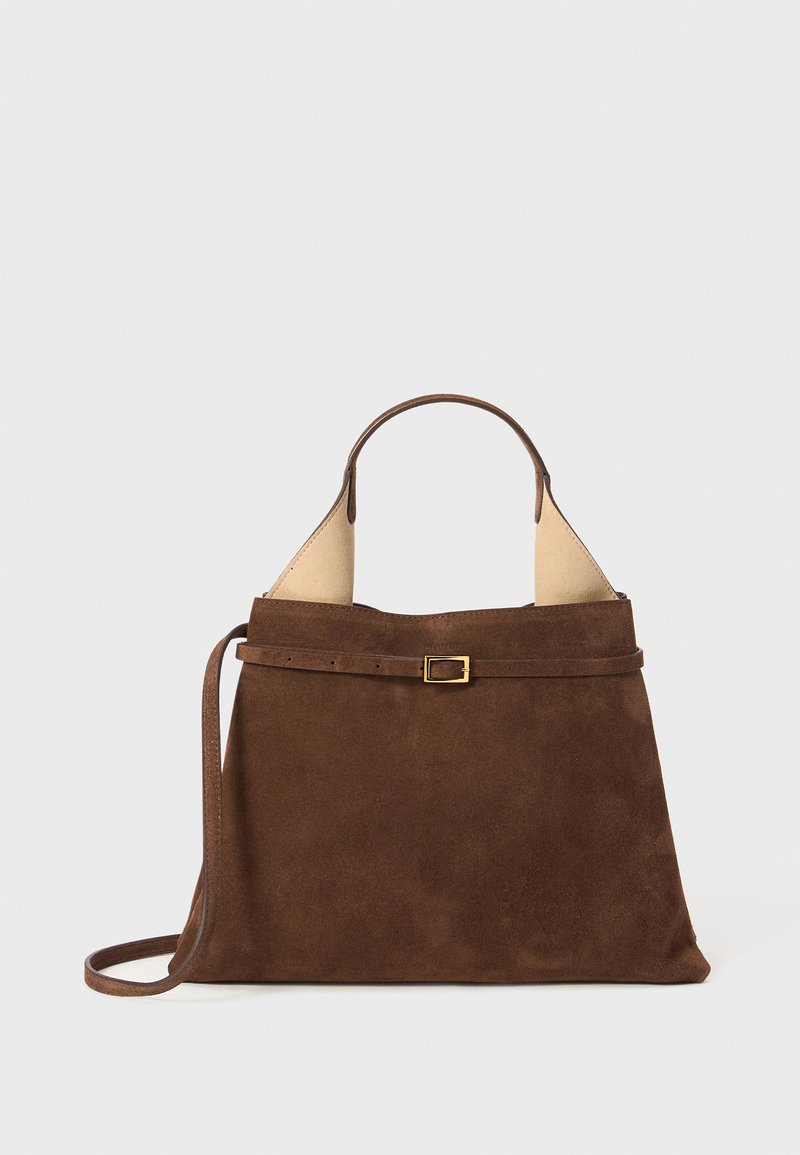 Sac fourre-tout en cuir suédé brun avec une forme structurée, deux poignées en cuir et une bandoulière amovible. Présente un accent de boucle en or sur une ceinture.