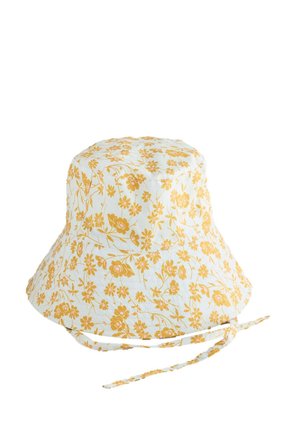 Witte bucket hat met geel bloemmotief en verstelbare stoffen kinband.