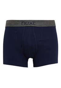 Sötétkék pamut boxeralsó, szürke elasztikus derékpánttal, amelyen a "next" márkájú felirat sötétkék színben található. Klasszikus kialakítás, szoros illeszkedéssel.