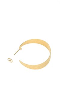 Orecchini a cerchio in oro con una texture martellata, caratterizzati da un design sottile e una chiusura a perno. Include un supporto in gomma per l'orecchino.