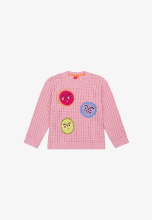 Roze gebreide trui met drie ronde, kleurrijke patches met cartoongezichten: roze, groen en blauw. Geribbelde manchetten en halslijn.