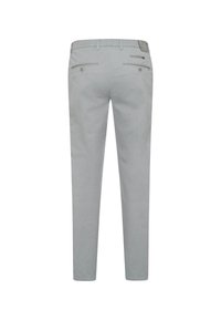 Lichtgrijze broek met een slim fit, voorzien van twee achterzakken met knopen en ceintuurlussen. Glad materiaal met een subtiele textuur.