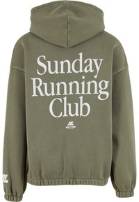 Sudadera con capucha de color verde oliva con el texto 'Sunday Running Club' en grandes letras blancas en la parte posterior y puños y dobladillo elásticos.