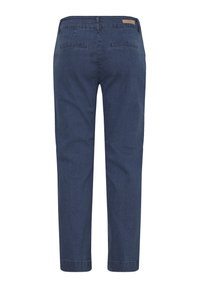 Tengerészkék egyenes szabású farmernadrág, öt zsebes kialakítással és övbújtatókkal ellátott derékrésszel. Simább textúra, mintázat nélkül.