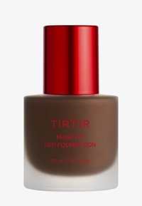 Fond de teint marron dans un flacon en verre givré avec un capuchon métallique rouge. L'étiquette indique "TIRTIR MASK FIT RED FOUNDATION, 30 ml / 1.01 fl. oz."