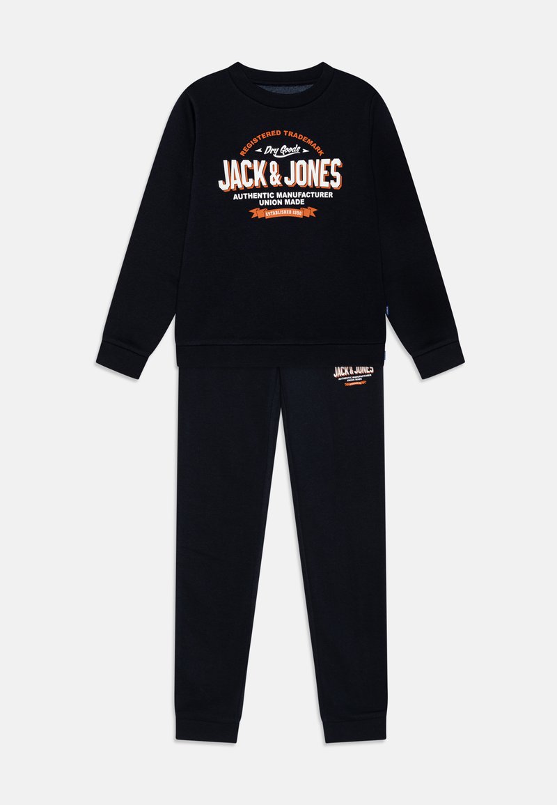 Conjunto de sudadera y pantalones de algodón en color negro. La sudadera presenta un texto del logo en naranja; los pantalones tienen el logo a juego en la pierna. Textura suave, ajuste casual.