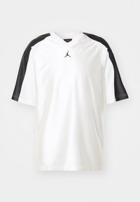 Camiseta atlética blanca con mangas cortas negras. Presenta un escote en V y un pequeño logo negro en el pecho. Textura suave, corte holgado.
