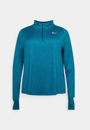 Pull sportif bleu sarcelle à manches longues avec une fermeture éclair au quart et un petit logo blanc Nike swoosh sur la poitrine gauche.