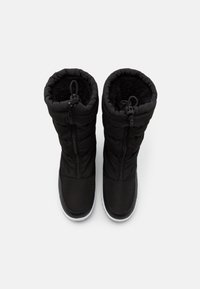 Sorte vandtætte vinterstøvler med lynlåslukninger, quiltet tekstur, imiteret pelsfor og gummisåler. Har en rund form og trækkestropper.