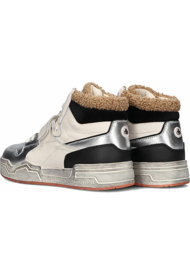 Wysokie trampki z beżową skórzaną cholewką, srebrnymi metalicznymi akcentami, czarnymi detalami i teksturowanym brązowym futrzanym kołnierzem. Gumowa podeszwa i charakterystyczny design.