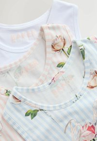 Trois hauts sans manches avec encolures rondes, présentant des rayures pastel douces et des motifs floraux de roses en blanc, rose et bleu.
