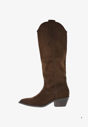 Botas de ante marrón hasta la rodilla con punta afilada, un diseño cosido y un tacón bajo en bloque. Presenta una cinta en la parte superior para facilitar su uso.