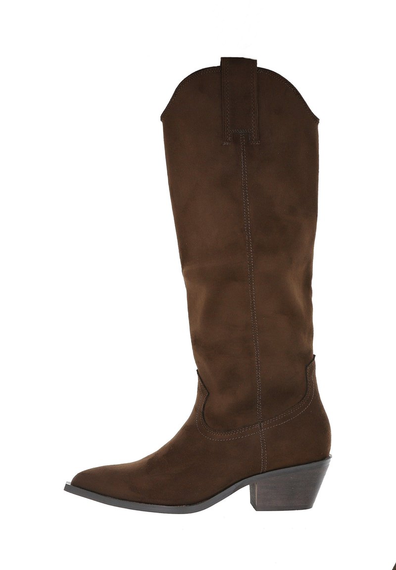 Botas de ante marrón hasta la rodilla con punta afilada, un diseño cosido y un tacón bajo en bloque. Presenta una cinta en la parte superior para facilitar su uso.