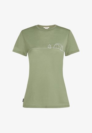 Olivgrünes T-Shirt mit kurzen Ärmeln aus weichem Material, das einen weißen Linienstich einer Hütte und eines Lagerfeuers über die Brust zeigt.