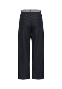 Blugi largi de culoare albastru închis, văzuți din spate, cu două buzunare posterioare și un detaliu de talie gri.