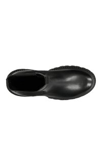 Botte de cheville en cuir noir avec un bout rond, un daim texturé et une semelle en caoutchouc avec un motif strié pour l'adhérence. Design sans couture.