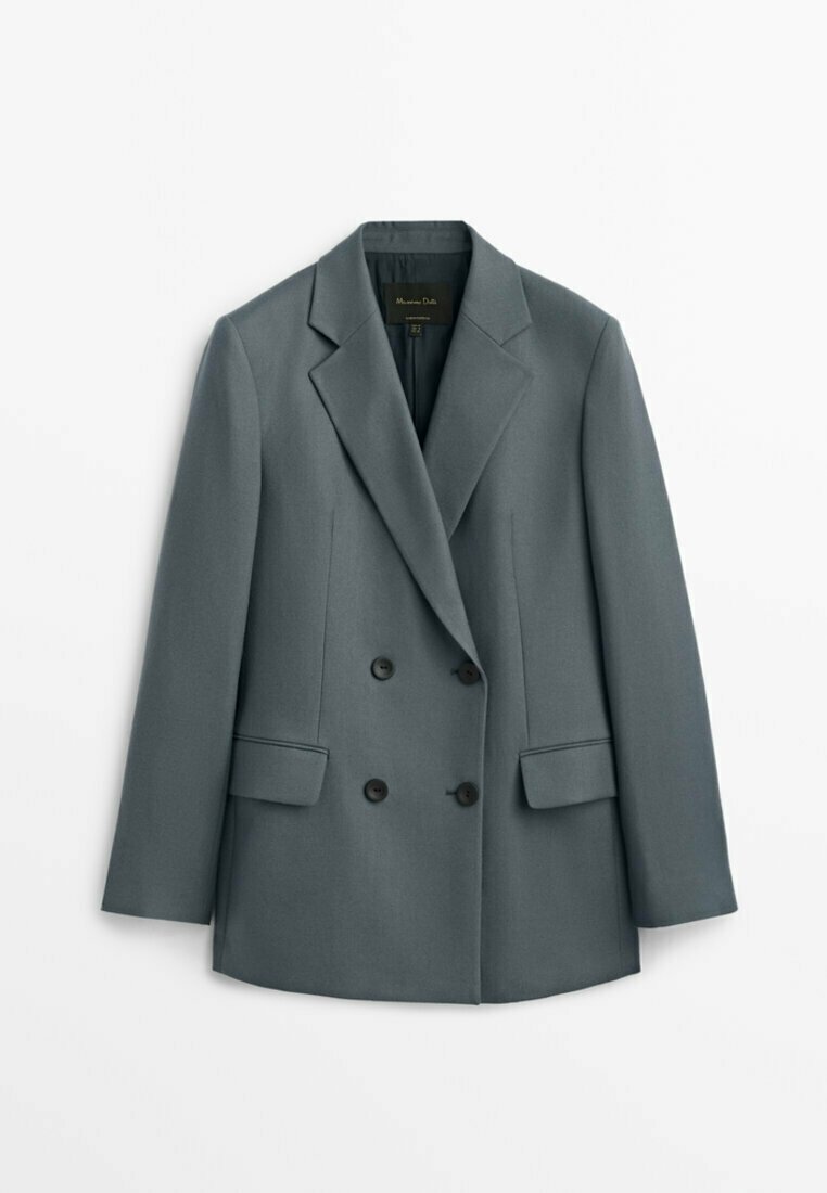 Blazer gris foncé à double boutonnage avec revers crantés et deux poches avant à rabat, présenté à plat sur fond blanc.