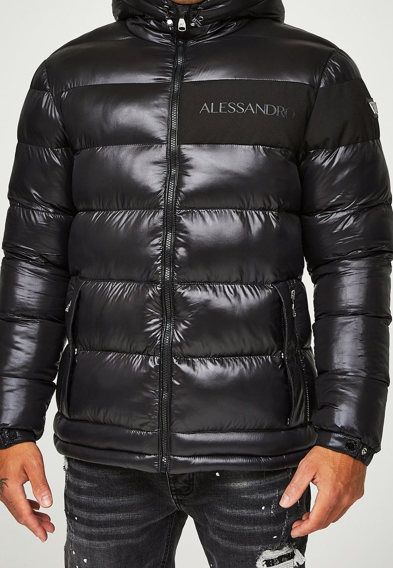 Sort puffert jakke med vandret quiltet design, hætte, frontlynlås og logo-detalje. Har en glat, skinnende tekstur og sidelommer.