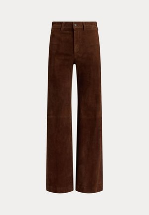 Pantalon droit en daim marron avec passants de ceinture et fermeture à bouton à la taille, présenté sur un fond uni.
