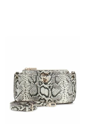 Petit sac bandoulière rectangulaire avec motif peau de serpent noir et blanc, quincaillerie dorée, fermoir avant et bandoulière amovible enroulée à côté.