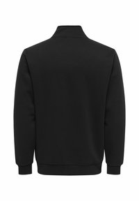 Sort sweatshirt med høj krave, lange ærmer og ribbet manchet. Glat tekstur, uden synlige mønstre eller hardware. Set bagfra.