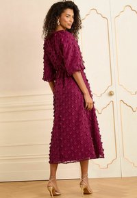 Love & Roses REGULAR FIT - FLORAL V-NECK PUFF SLEEVE - Vapaa-ajan mekko - red